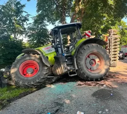 Ciągnik rolniczy uderzył w drzewo na drodze powiatowej. Kierowca uciekł z miejsca zdarzenia