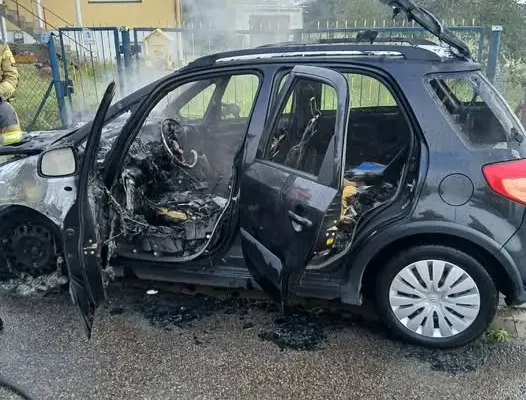 Pożar samochodu w Lekowie. Akcja strażaków trwała 35 minut