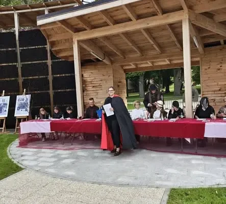 Frombork: Narodowe Czytanie 2026 z „Dziadami” Mickiewicza przy tężni solankowej