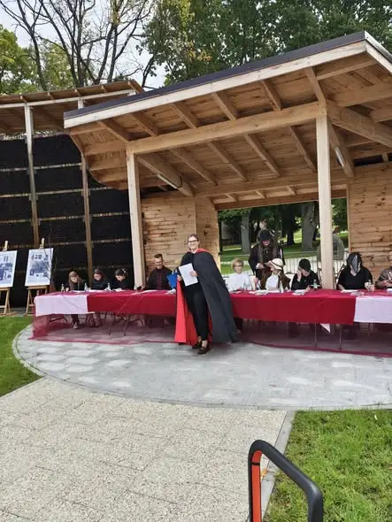 Frombork: Narodowe Czytanie 2026 z „Dziadami” Mickiewicza przy tężni solankowej