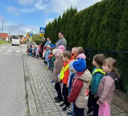 Policjant odwiedził przedszkolaków. Dzieci uczyły się bezpiecznego przechodzenia przez jezdnię
