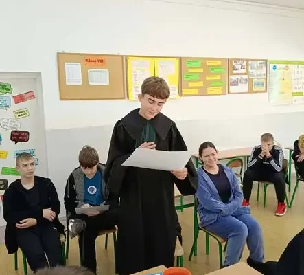 Uczniowie ze Szkoły Podstawowej w Płoskini wcielili się w role prawników podczas warsztatów z kuratorem sądowym