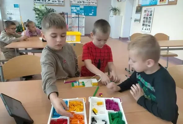 Pierwsze kroki w robotyce: uczniowie klas 0-4 programują i budują