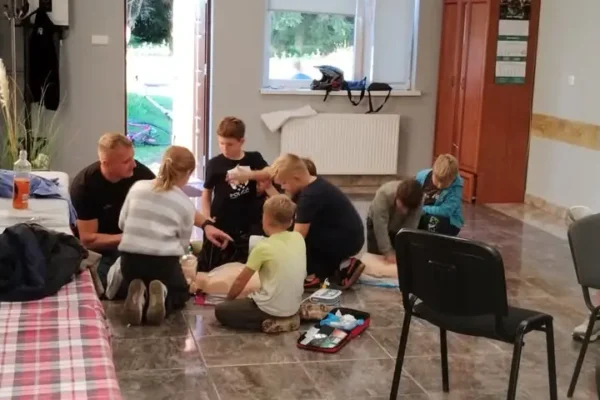 Młodzieżowa Drużyna Pożarnicza uczy się pierwszej pomocy