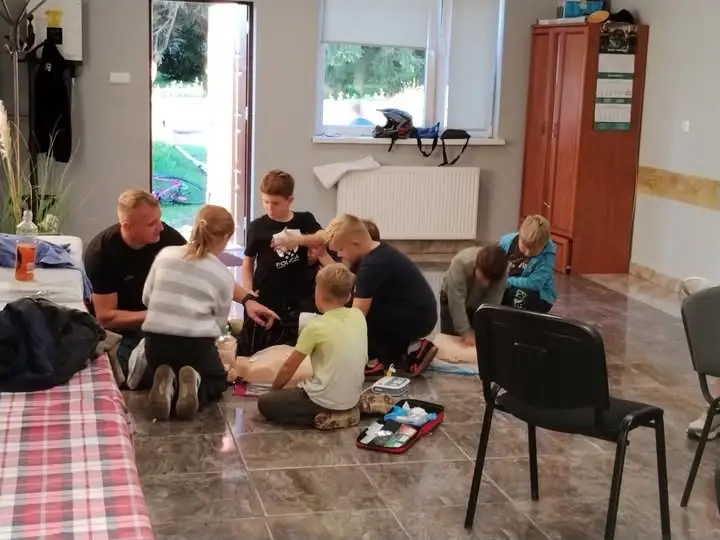 Młodzieżowa Drużyna Pożarnicza uczy się pierwszej pomocy