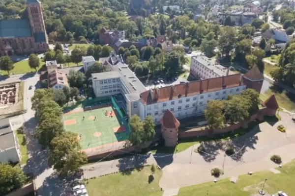 Zamieszanie w szkolnej szatni. Uczniowie pomylili czarne kurtki z Sinsay