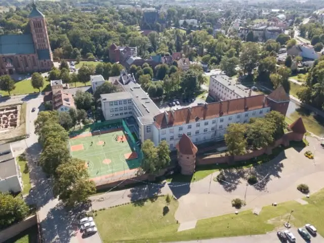 Zamieszanie w szkolnej szatni. Uczniowie pomylili czarne kurtki z Sinsay