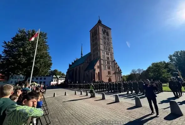 Uczniowie z Braniewa na Święcie 9. Brygady Kawalerii Pancernej