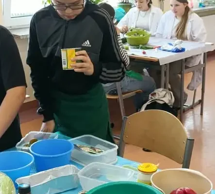 Uczniowie uczą się zdrowego odżywiania na zajęciach edukacji zdrowotnej