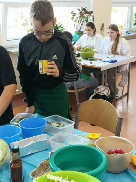 Uczniowie uczą się zdrowego odżywiania na zajęciach edukacji zdrowotnej