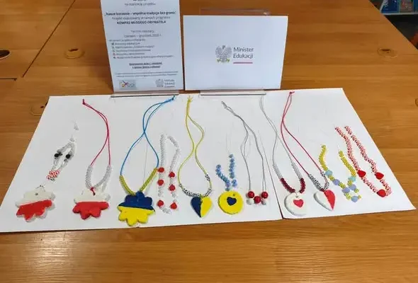 Korale naszych tradycji – dzieci tworzyły biżuterię inspirowaną kulturą Polski i Ukrainy