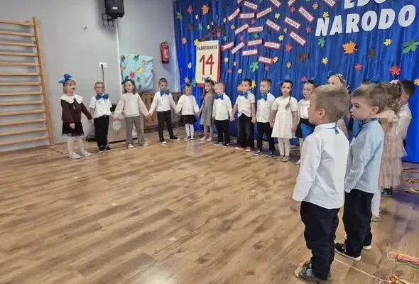 Dzień Edukacji Narodowej w przedszkolu w Pieniężnie. Pszczółki podziękowały nauczycielom