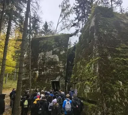 Uczniowie klas VI-VIII zwiedzili Wilczy Szaniec i Mamerki