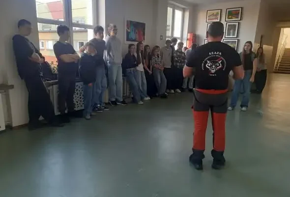 Klasa 8c uczyła się samoobrony z instruktorem Krav Maga