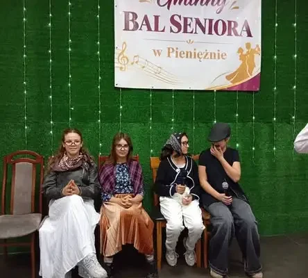Młodzież z Pieniężna rozbawiła seniorów podczas Gminnego Balu Seniora